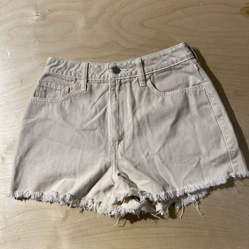 Hollister Cream Frayed Hem Jean Shorts size 3 W26 (GZ)